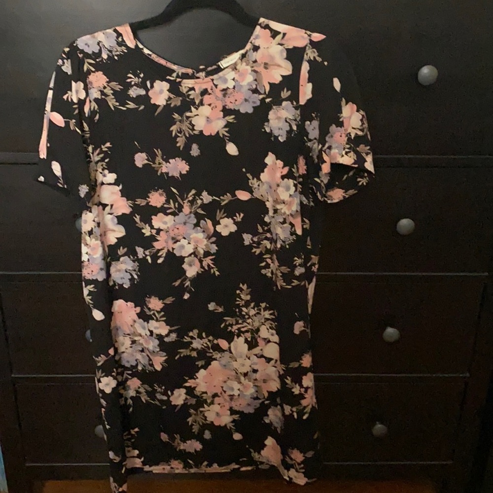 Soprano black floral shift dress, L